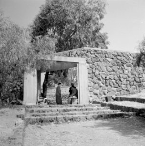 Enkele mannen in een driehoekig paviljoen van beton op natuurstenen treden bij d, Bestanddeelnr 255-4102