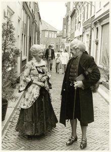Enkele personen in het Remonstrants hofje tijdens de viering van het 2e eeuwfeest van het hofje. NL-HlmNHA 54003435