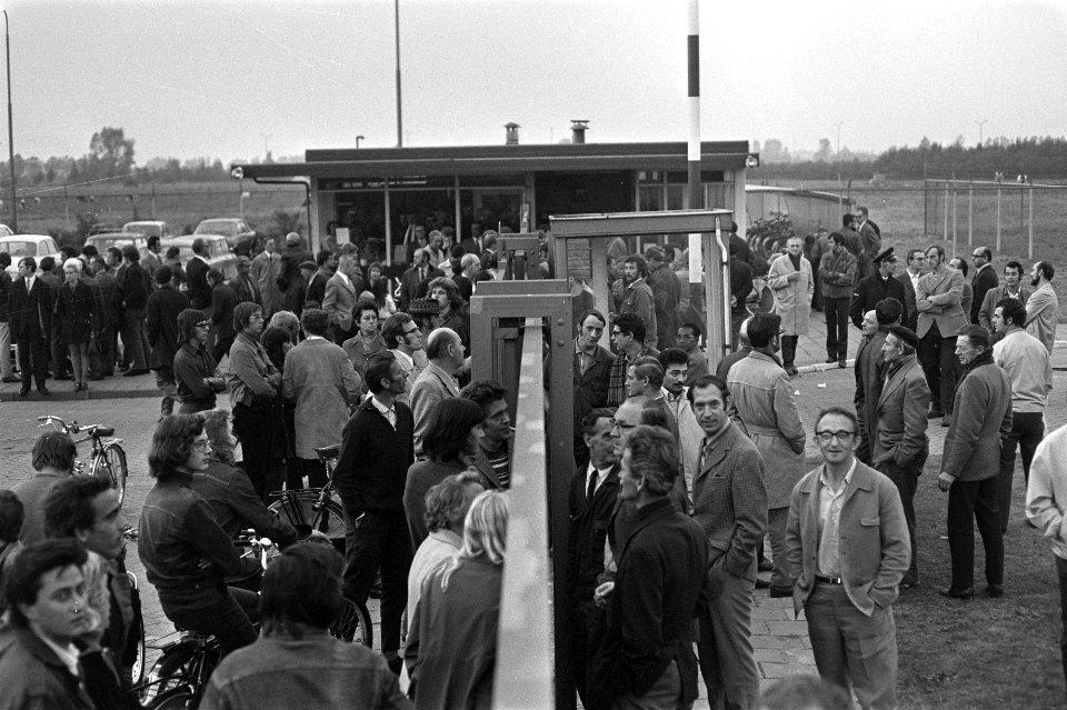 ENKA-bedrijf te Breda bezet door werknemers, bezetters aan ene kant van de poort, Bestanddeelnr 925-8868