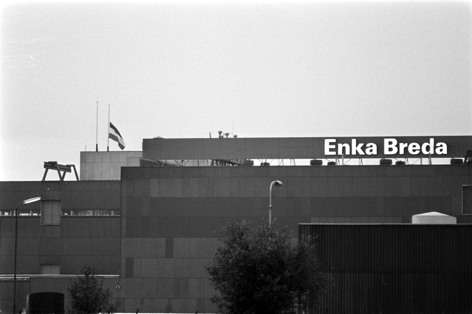 ENKA-bedrijf te Breda bezet door werknemers, vlag halfstok op ENKA, Bestanddeelnr 925-8873