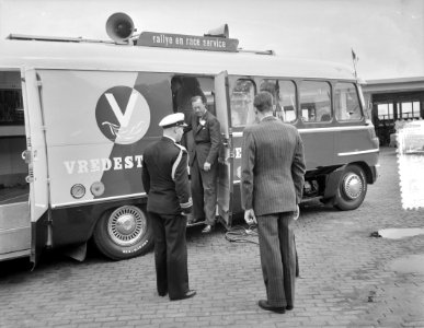 Enschede Prins Bernhard bezoekt Vredesteinsfabrieken, Bestanddeelnr 907-9046 photo