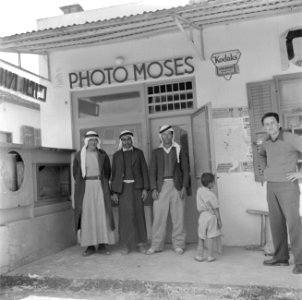 Enkele arabieren met een klein kind voor de fotozaak Photo Moses, Bestanddeelnr 255-1435