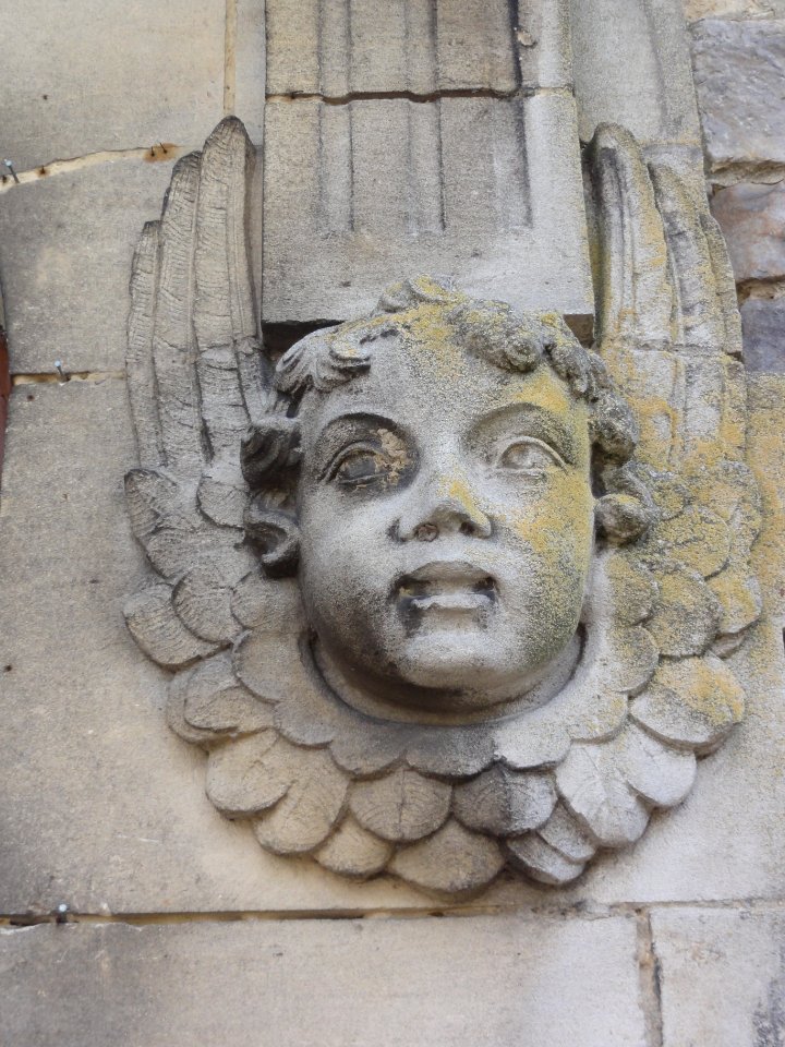 Englefontaine (Nord, Fr) église, sculpture ange du portail