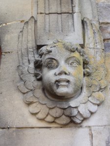 Englefontaine (Nord, Fr) église, sculpture ange du portail