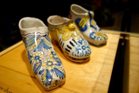 English ceramic shoes, Bristolware, 1768 - Bata Shoe Museum - DSC00311