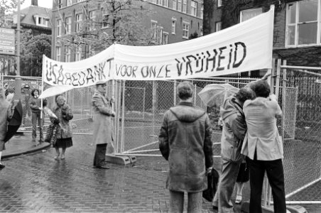 Enkele honderden mensen legden bloemen, kransen bij Amer. consulaat in Amsterdam, Bestanddeelnr 932-1400