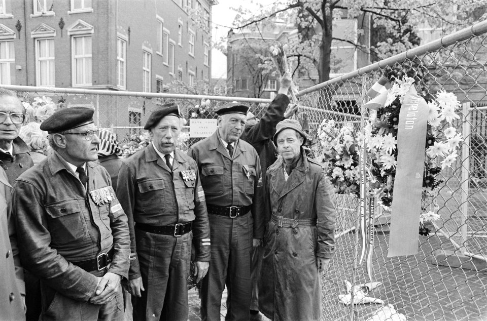 Enkele honderden mensen legden bloemen, kransen bij Amer. consulaat in Amsterdam, Bestanddeelnr 932-1396