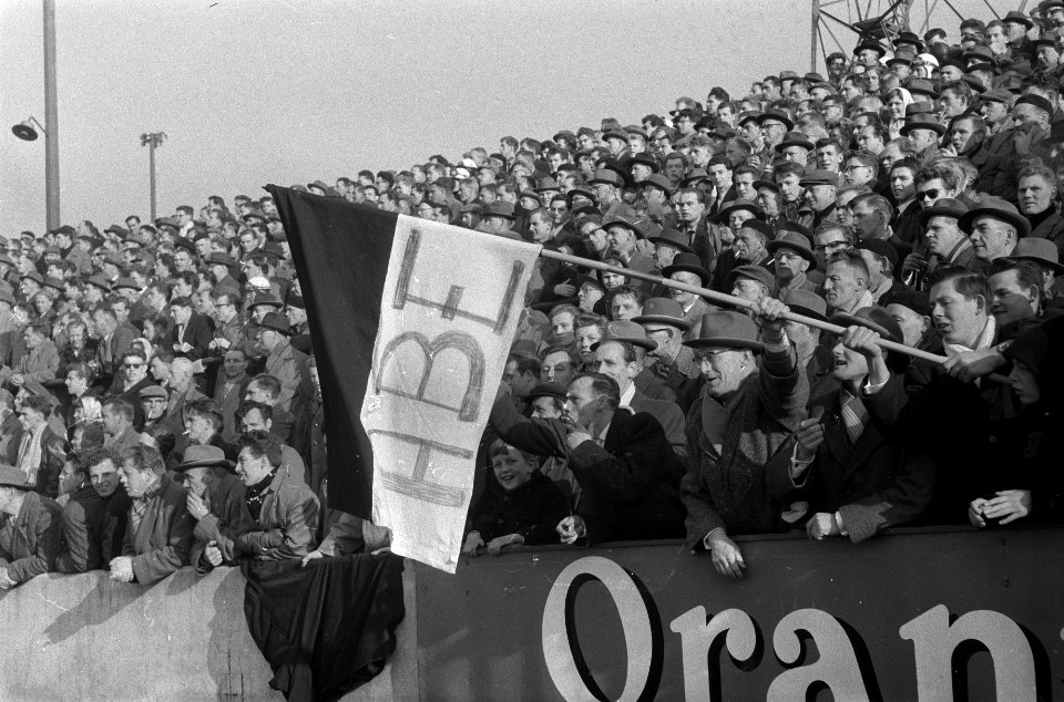 Enschede tegen Ajax 3-3, aanhangers van Abe met vlag, Bestanddeelnr 911-0709
