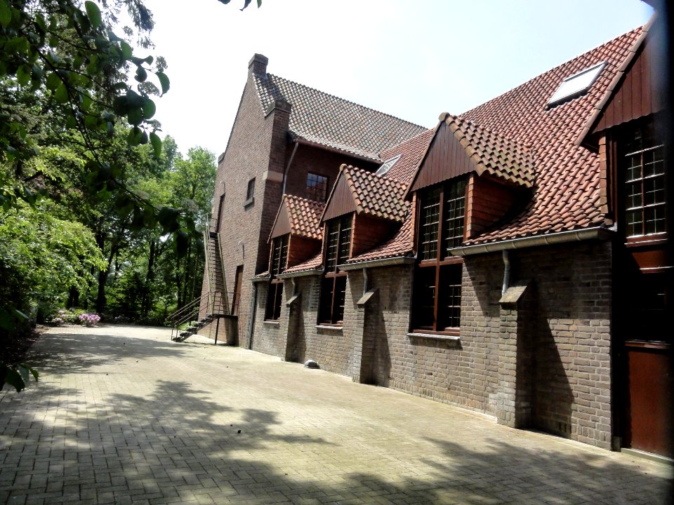 Enschede, voormalig klooster Dolphia, kloosterkerk achter Bernadettekerk