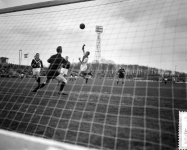 Enschede tegen Ajax 2-5. Spelmoment voor Enschede-doel, Bestanddeelnr 912-2705