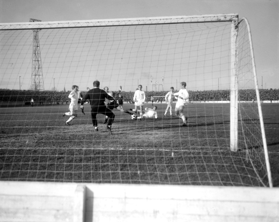 Enschede tegen Feyenoord 2-0, Piet Kruiver breekt door, maar loopt op niets uit, Bestanddeelnr 917-3910