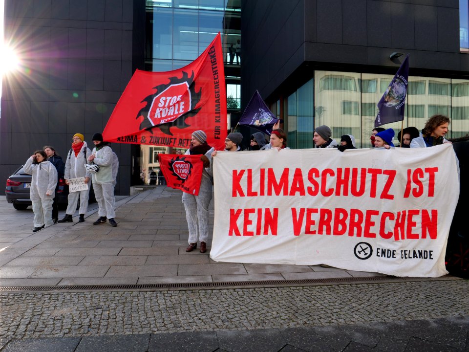 Ende Gelände solidarity action at the representative office of Brandenburg 04