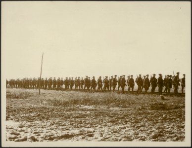 English battalion marching to the front along a railway line, Bestanddeelnr 158-2204