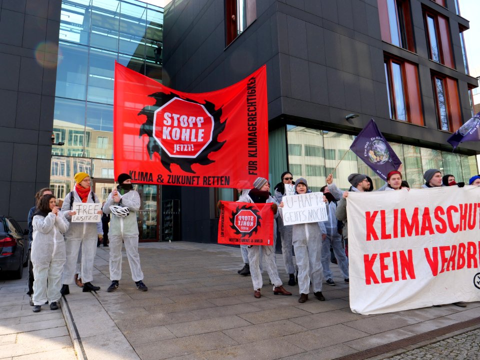 Ende Gelände solidarity action at the representative office of Brandenburg 03