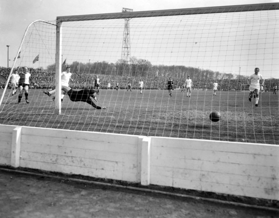 Enschede tegen Feyenoord 2-2, Gerard 'Pummie' Bergholtz scoort, in doel Lagarde,, Bestanddeelnr 916-3555