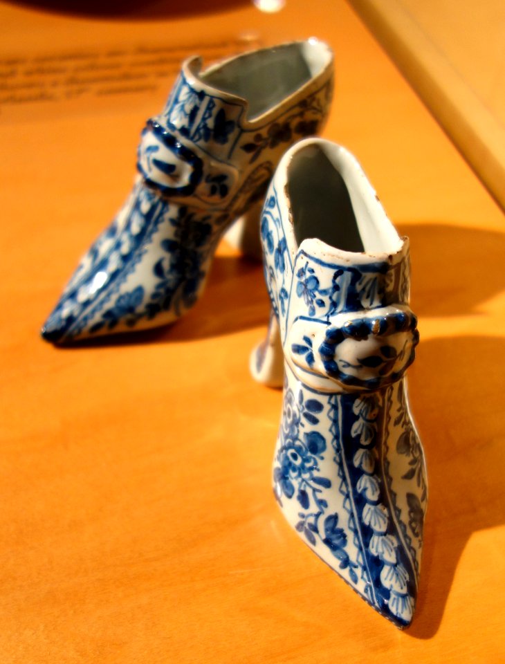 English ceramic shoes, Bristolware, 1768 - Bata Shoe Museum - DSC00280
