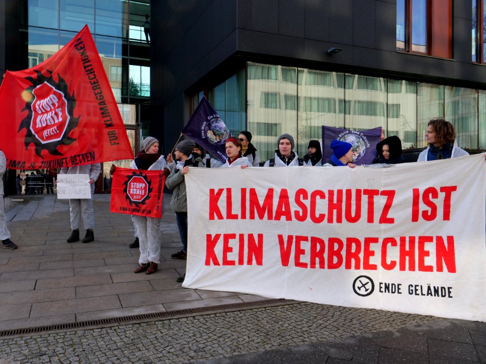 Ende Gelände solidarity action at the representative office of Brandenburg 09