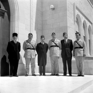 Enkele hoogwaardigheidsbekleders op de trap van het koninklijk paleis te Amman , Bestanddeelnr 255-5101