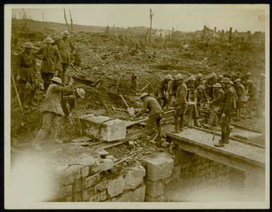 Engineers hauling blocks of stone for repairing a bridge, Bestanddeelnr 158-0054