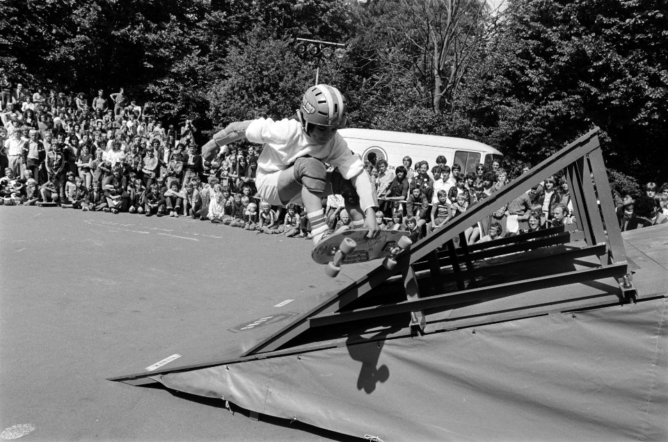 Engels skateboardteam in actie in Vondelpark Amsterdam, Bestanddeelnr 929-8610