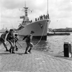 Engels schip Hr. Ms. Leander afgemeerd aan de Parkkade Rotterdam, Bestanddeelnr 917-7472