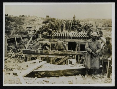 Engineers building a bridge over the Canal du Nord, Bestanddeelnr 158-1084