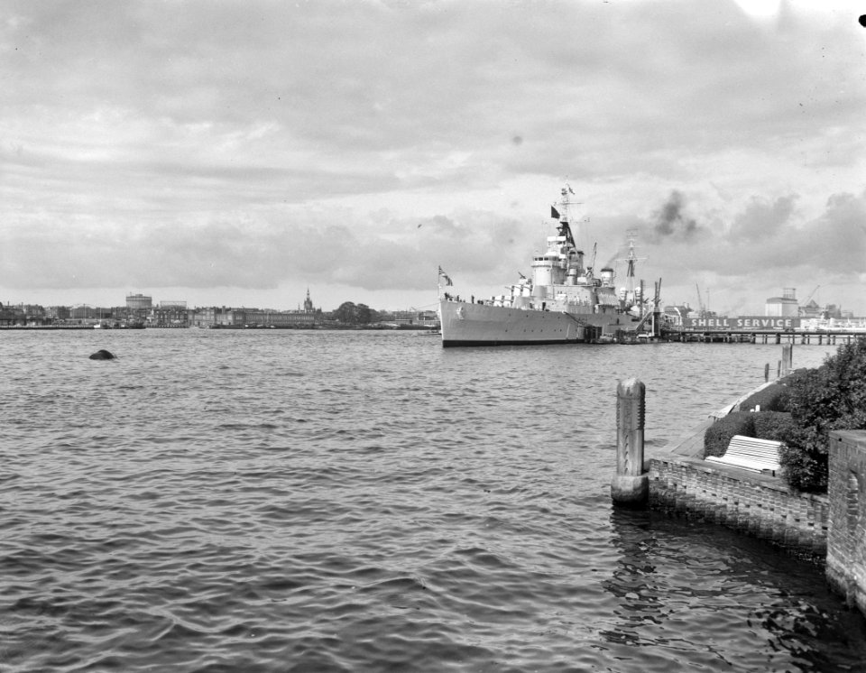 Engels vlootbezoek aan Amsterdam. Aankomst kruiser Bermuda, Bestanddeelnr 912-9889