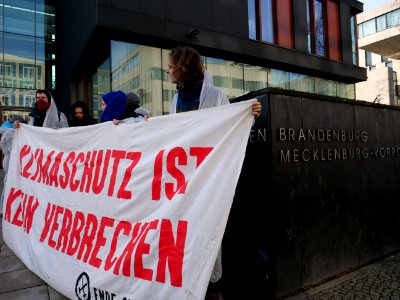 Ende Gelände solidarity action at the representative office of Brandenburg 01