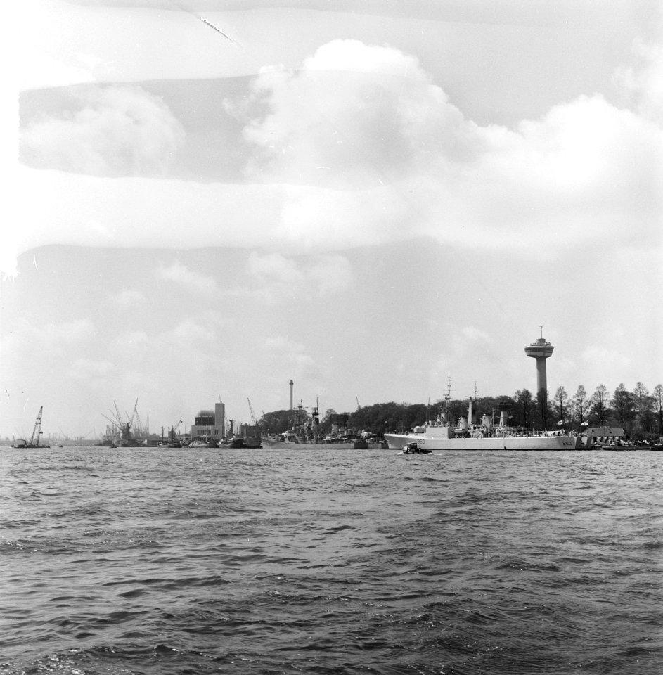 Engels schip Hr. Ms. Leander afgemeerd aan de Parkkade Rotterdam, Bestanddeelnr 917-7474