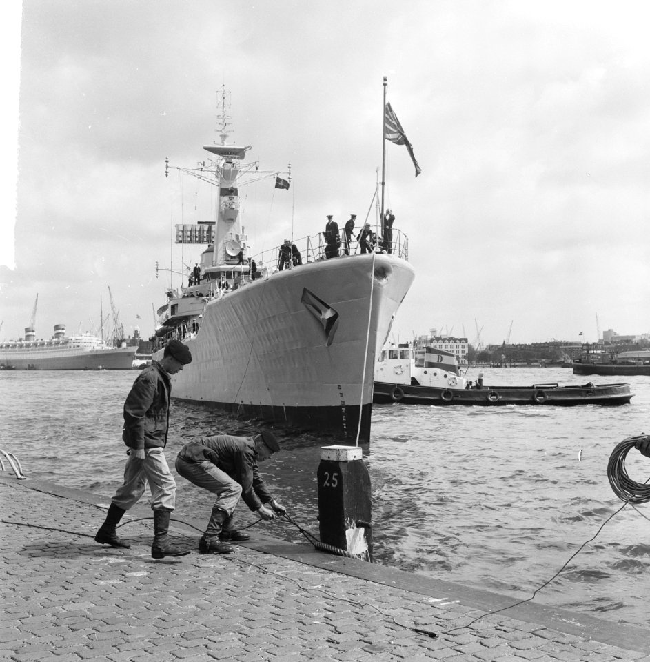 Engels schip Hr. Ms. Leander afgemeerd aan de Parkkade Rotterdam, Bestanddeelnr 917-7473