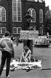 Engelsman demonstreert op Spui in Amsterdam tegen de Falklandoorlog, Bestanddeelnr 932-1835
