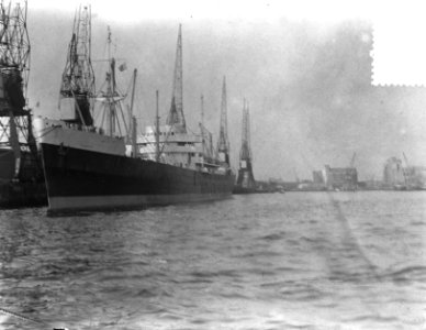 Engels schip Pampas meert in Rotterdam op mijn gelopen bij Ameland, Bestanddeelnr 905-6303