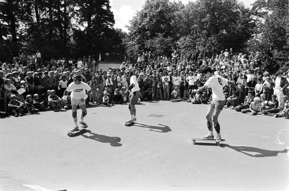 Engels skateboardteam in actie in Vondelpark Amsterdam, Bestanddeelnr 929-8611