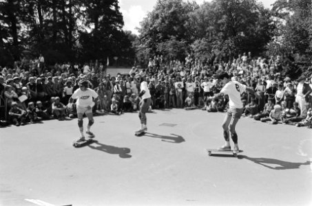 Engels skateboardteam in actie in Vondelpark Amsterdam, Bestanddeelnr 929-8611