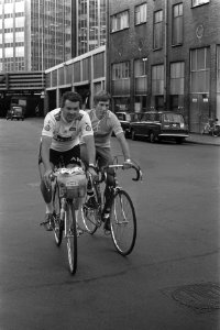 Engelsman Pete Duker start voor fietstocht over wereld Amsterdam, L Loevesijn g, Bestanddeelnr 924-8913