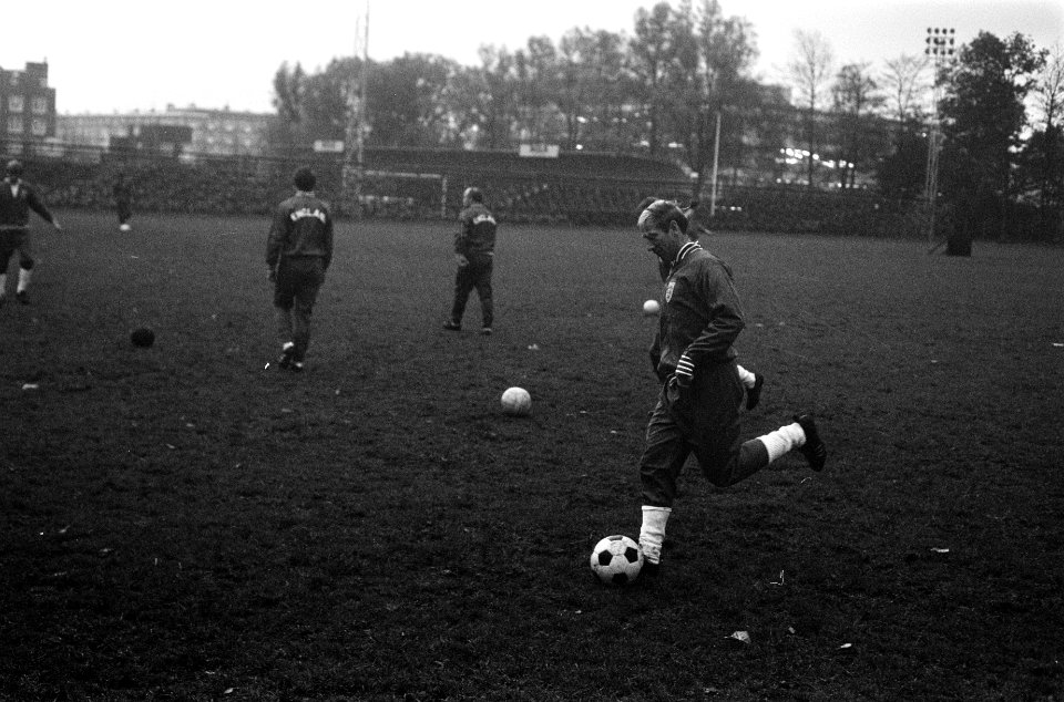 Engels elftal traint op bijvelden van Olympisch Stadion Amsterdam. Enkele speler, Bestanddeelnr 922-9379