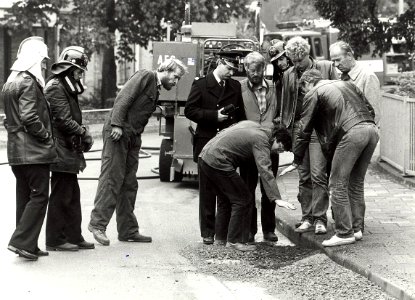 Energiebedrijf met het dichten van gas-gat hoek ParklaanNassaulaan in het voorjaar van 1984. Geschonken in 1986 door United Photos de Boer bv