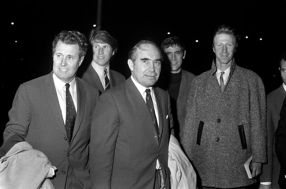 Engels voetbalelftal arriveert op Schiphol voor de wedstrijd tegen Nederlands el, Bestanddeelnr 922-9354