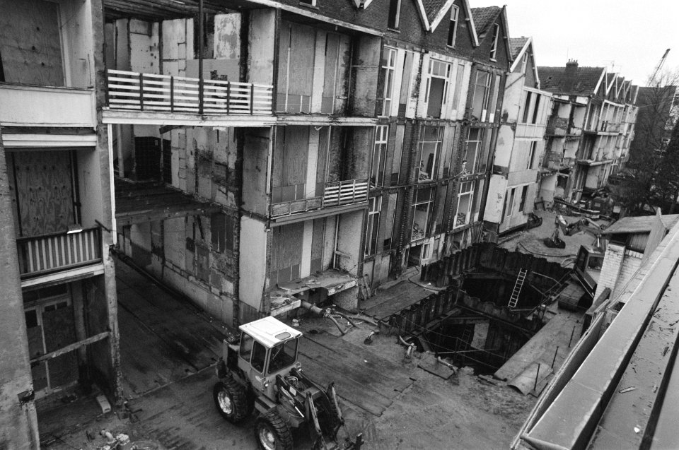Energiehal in Rotterdam wordt gereed gemaakt voor opvang bewoners Bellamybuurt i, Bestanddeelnr 934-2170