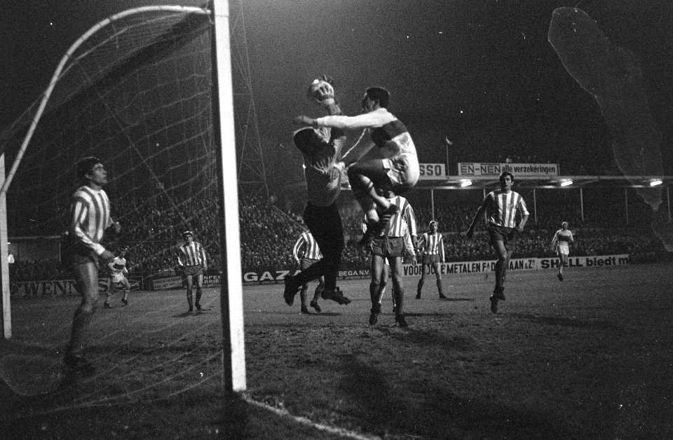 Europacup II , ADO-FC Koln 0-1 keeper Heyeres weet bal weg te pakken voor de hoo, Bestanddeelnr 921-8491