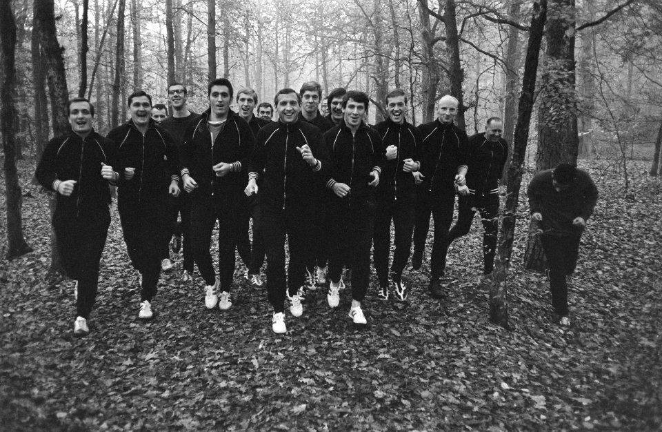 Europacup II , ADO traint in de bossen te Zeist, Bestanddeelnr 921-8458