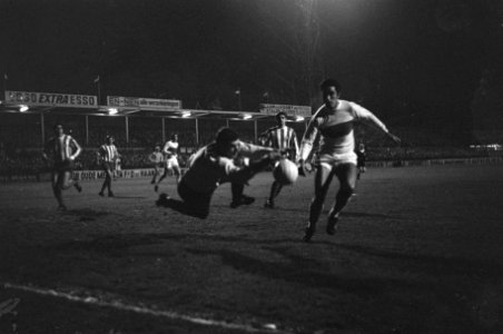 Europacup II , ADO-FC Koln 0-1 Maassen in duel met keeper Heyeres, Bestanddeelnr 921-8490