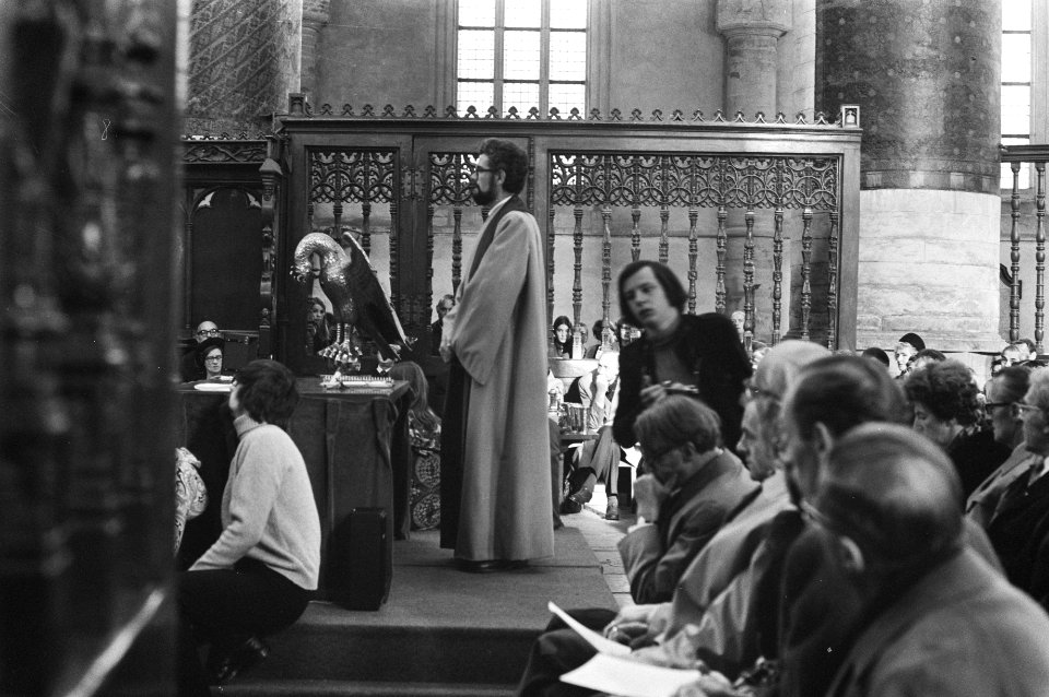 Eucharistieviering in St. Bavokerk Haarlem, pastoor Moo leidt dienst, overzicht, Bestanddeelnr 925-1124