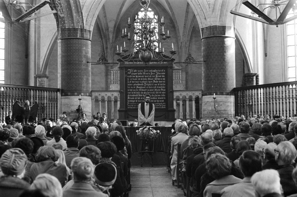 Eucharistieviering in St Bavokerk Haarlem, pastoor Moo leidt dienst, overzicht, Bestanddeelnr 925-1126