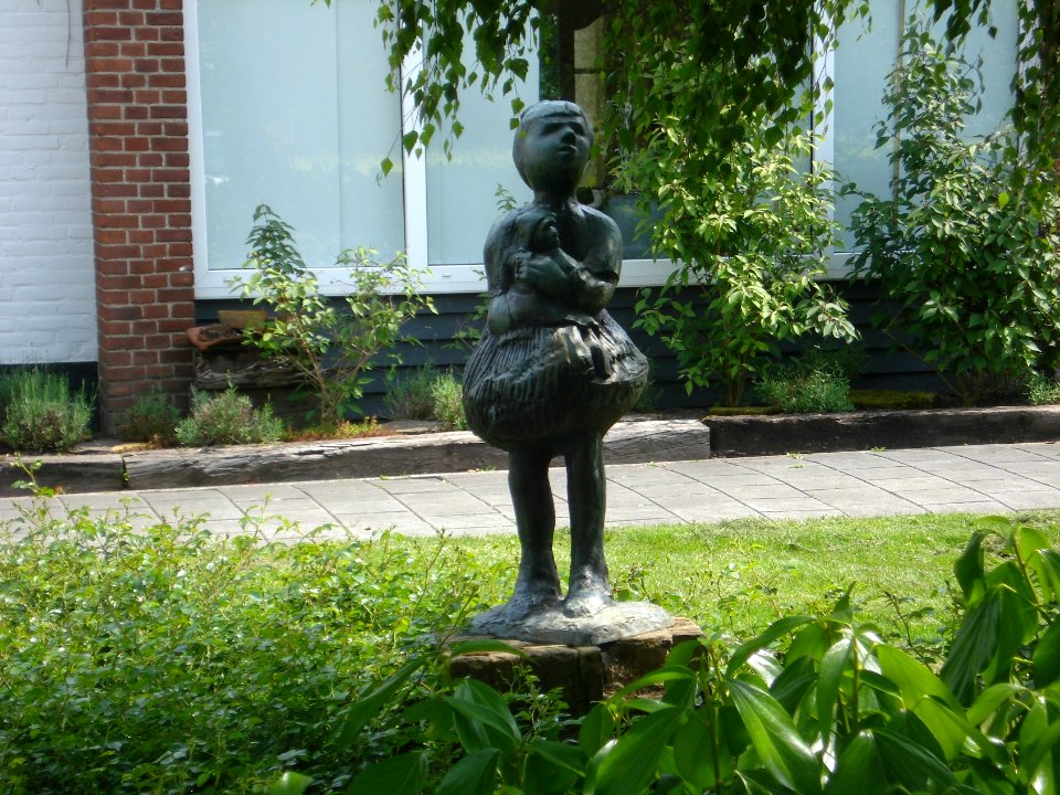 Etten-leur kunstwerk meisje met pop