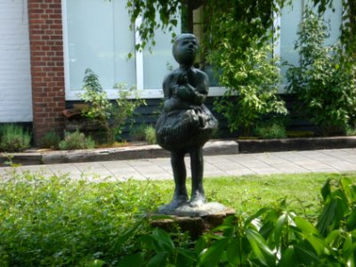 Etten-leur kunstwerk meisje met pop