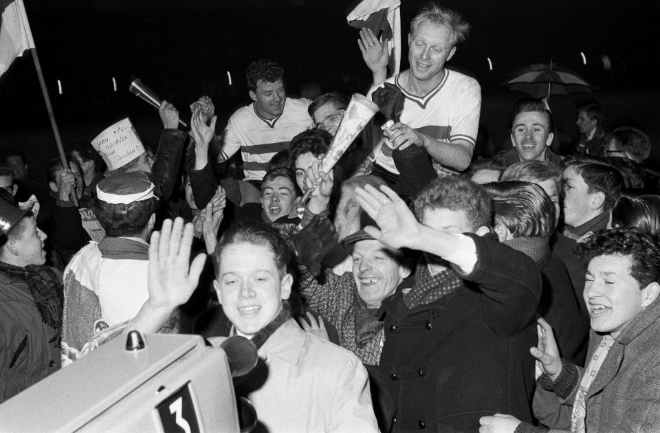 Europa Cup 1. Feyenoord tegen Reims 1-1. Feijenoordspelers op de schouders (Krei, Bestanddeelnr 914-9215
