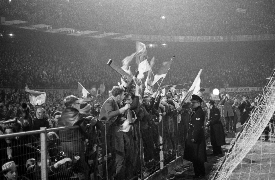 Europa Cup 1. Feyenoord tegen Reims 1-1. 26. Spelmoment, 27, 28, 29 supporters, Bestanddeelnr 914-9227
