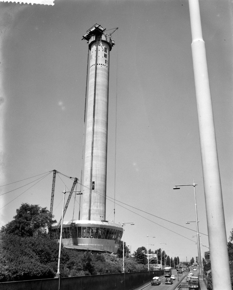 Euromast, restaurant wordt naar top gehesen, Bestanddeelnr 910-4964