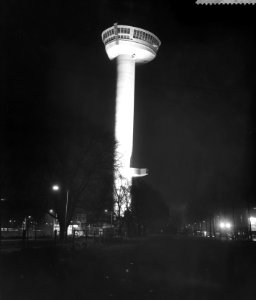 Euromast in het licht bij avond, Bestanddeelnr 910-8026